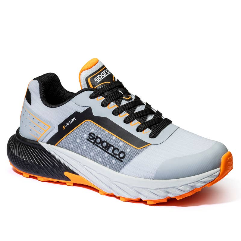 Sneaker S-Park Salou grigia e nera con dettagli arancioni, vista a tre quarti